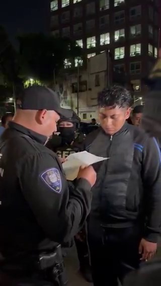 🚨 Autoridades detuvieron al presunto feminicida de Edith Guadalupe Valdés Zaldívar, identificado como vigilante del edificio donde fue localizado el cuerpo de la víctima📹 Osmar Alvarado | El Universal