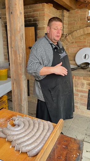 Gastrofans.cz | 🔥 Domácí zabijačka pokračuje – a dnes přichází na řadu jaternice (neboli jitrničky). 🔥 Pepíček z Pepíčkovo řeznictví navazuje na ovarovou... | Instagram