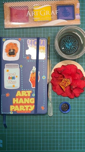 Je dessine une fleur de camélia avec une aiguille de pin