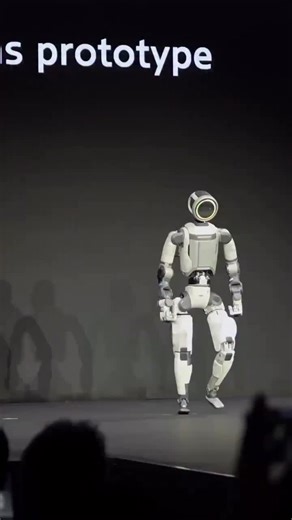 Universo Curioso on Instagram: "A Boston Dynamics, em parceria com a Hyundai, revelou em Las Vegas a nova versão do robô humanoide Atlas, totalmente elétrico e projetado para aplicações reais em ambientes industriais e comerciais. O robô exibiu movimentos fluidos durante a apresentação e representa um marco na transição de protótipos para modelos de produção. O Atlas tem bateria que pode trocar automaticamente por outra, permitindo operação contínua sem paradas, e possui capacidade de levantar a