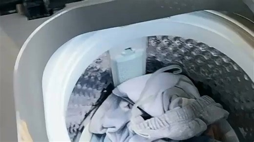 10kg大容量波轮洗衣机，全家衣物换洗更省心！一次洗净全家衣物，省时省力，告别频繁洗衣烦恼。强劲水流深层去污，同时呵护衣物质感，适合棉麻、化纤等多种面料。操作简