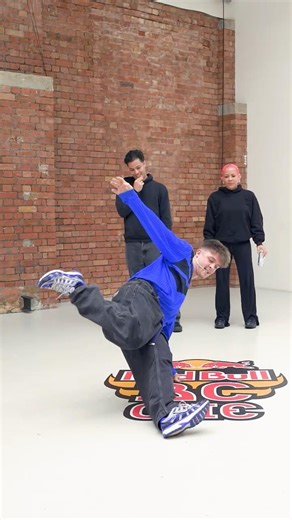 Musical statues: breakdance edition 😳