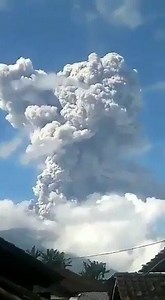 Entra en erupción el volcán Merapi en Indonesia tras una fuerte explosión, reportan una columna de cenizas de más de 6000 metros de altura. | Impacto Informativo TB | Facebook