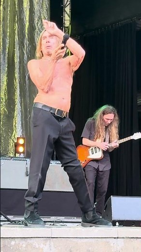 🔥👕 Iggy Pop – in the Red Hot Chili Peppers orbit – chest out and still beating the whole feed