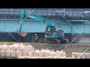 【働く車】ユンボで大型土のう（トンパック）を手際よく作って設置（リメイク） #重機 #働く車 #ユンボ