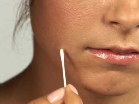 Camouflage a Pimple With Makeup