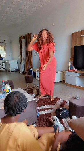 Dieu a envoyé Gambalou chez moi aujourd’hui après s’être moquée de mon Real avant hier elle ose revenir a la maison comme J’aime l’offrir des cadeaux c’est comme ça je lui ai piéger 😂j’ai régler son compte proprement😂 Bolokada qui disait t’inquiète je suis là ne faisait que rire 😂 et à la fin c’était la danse du RéaL 😂😂😂 Les madrilins venez j’ai payé pour nous 😜😜😜 | Bijou Diabate