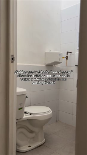 Cuando orinas sin una verdadera necesidad, tu vejiga deja de reconocer correctamente las señales de llenado. Con el tiempo, esto puede provocar: • Ganas de orinar más frecuentes • Sensación de urgencia • Alteración en la función del suelo pélvico Tu cuerpo es sabio y tiene reflejos naturales diseñados para protegerte. Escucharlos y respetarlos es parte del cuidado de tu suelo pélvico 🌿 Si notas urgencia frecuente o cambios en tu micción, una valoración con fisioterapia de suelo pélvico puede ma