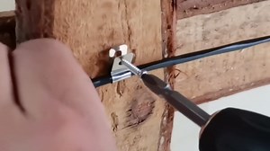 300 Pcs Wire Fence Clamps Agricultural Fencing Clips with 300 Pcs Stainless Steel Screws,Wire Fence Clips for Mount 12-16 Gauge Welded Wire to Wood, Metal or Vinyl Fence or Christmas Tree (300)