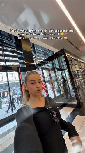 È stata una breve fuga, appena mi liberano vedrete 🤭 #sarettawayne #newyork #shopping