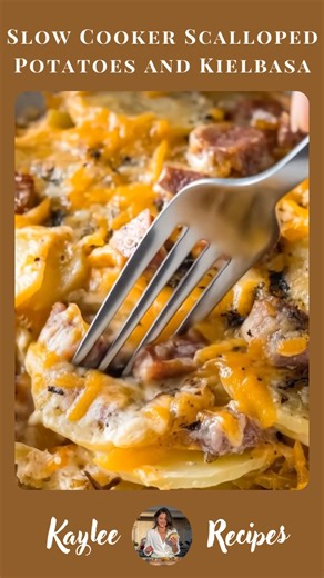 Slow Cooker Scalloped Potatoes and Kielbasa 🍲🥔 Ingredients 📝 3 pounds potatoes, sliced thin (Yukon gold or russet work best) 1 small onion, thinly sliced ...... Full Recipe in Coʍmеոτ 💬 | Kaylee Recipes