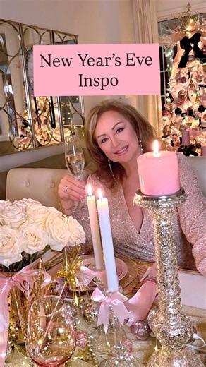 Linda Schuster Vartanian🌸 Interior Styling•Home Decor on Instagram: "As Christmas draws near in only a few days and the season sparkles in full glow, welcoming the brand New Year of 2026 isn’t far off!!✨🥂🍾✨ So here’s a little New Year’s Eve inspiration from last year’s celebration! 💫💖🪩💖💫An intimate table for two, filled with soft glamour, sparkle everywhere and kissed with blush pink and gold!🎀⚜️🌸⚜️🎀 I created this table design to be full of enchantment! 💫💕🍽️🥂💕💫I chose beautiful
