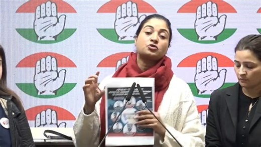 आज सुप्रीम कोर्ट के फैसले ने हाईकोर्ट के उस फैसले पर रोक लगा दी है, जिसमें कुलदीप सिंह सेंगर को जमानत दी गई थी। सुप्रीम कोर्ट के फैसले से साफ हो गया है कि नाबालिग से रेप और उसके परिजनों की हत्या का दोषी BJP का पूर्व विधायक कुलदीप सिंह सेंगर जेल से बाहर नहीं आएगा। यह पीड़िता, उसके परिवार और उसके साथ खड़ी हर आवाज की जीत है। मगर यह लड़ाई अभी ख़त्म नहीं हुई है। नरेंद्र मोदी कहते थे कि नाबालिग के बलात्कारियों को दोषी साबित होते ही फांसी दी जाएगी, लेकिन सभी ने देखा कि कैसे बलात्कारियों और अपराधियों को बचा