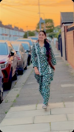 Ramanpreet Kaur on Instagram: "🤟🏼🤟🏼🤟🏼🤟🏼 #reels #likesforlike #bigben #london #unitedkingdom #likes4like #comnet💬like❤tag👥 #share #kaurraman1435 #uk #London life #london🇬🇧 #londoncity #kaurraman1435"