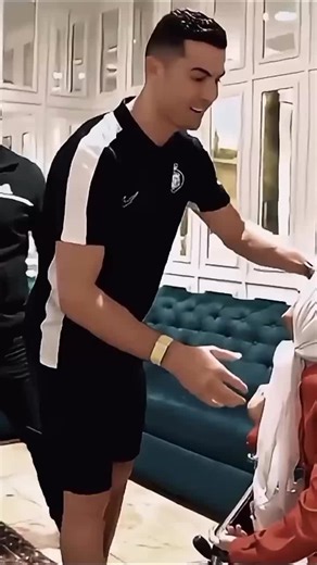 Ronaldo respects laborers. ✅ #ronaldo #ronaldo7 #footballer #championsleague