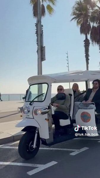 Tuk Tuk City Tours in Barcelona: Explore the Unseen