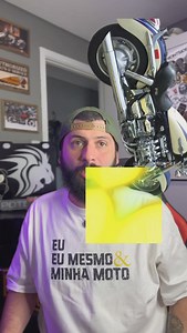 Uma moto com ronco de Ferrari, com 6 cilindros conheça a Honda Valkyrie GL 1500. A Honda Valkyrie GL 1500 é uma das motos mais marcantes da história do motociclismo. Lançada em 1996, essa cruiser foi baseada na lendária Gold Wing, mas trouxe um conceito mais agressivo e desempenho impressionante para sua categoria. Seu motor seis cilindros opostos de 1.520cc, alimentado por seis carburadores, entrega suavidade, potência e um ronco inconfundível. Com um design imponente e qualidade de construção 