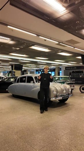 Tatra 87 to motoryzacyjna legenda - elegancki, aerodynamiczny klasyk z lat 30., który wyprzedzał swoją epokę nie tylko designem, ale i innowacyjną konstrukcją silnika chłodzonego powietrzem. Ten wyjątkowy samochód nie tylko zachwyca opływowymi liniami, ale też opowiada historię niezwykłej inżynierii i pasji do motoryzacji, która do dziś inspiruje kolekcjonerów i miłośników klasyków. Dziękujmy @house_of_classics_pl za możliwość pokazania auta na wystawie Castrol Ikony Motoryzacji! #Tatra #87 #Tat