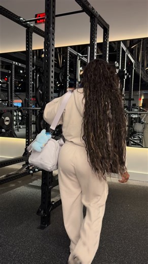 Stop expecting to be great putting in mediocre work‼️ work for what you’re believing God for! @womensbest Black Friday sale going on! One of my favs Define 2.0.. use code Qui A full leg day💪💪💪 #qui2health | Qui2Health