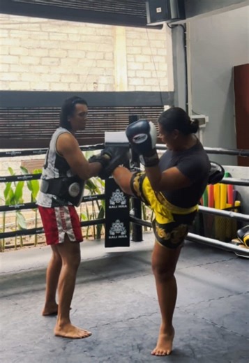 sharpening them kicks 🪓 with Kru Marck #muaythai #muaythaitraining #kick #padwork #kickboxing