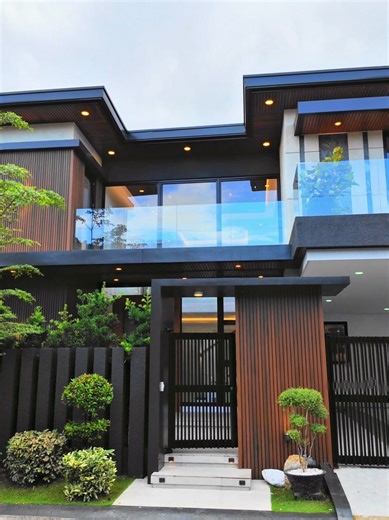 🏠 This luxurious home with a swimming pool is the definition of a modern masterpiece in BF Homes Parañaque. Its layout flows smoothly, creating harmony between indoor and outdoor living. The pool area gives you a refreshing retreat, while the interiors inspire effortless relaxation. Take the first step towards your new home. Schedule a viewing now! Listing #: RR-0276-PPA 🔹️Watch the full house tour vlog on Propello YT channel. Link at the comment section.🔸️ For more details and viewing schedu