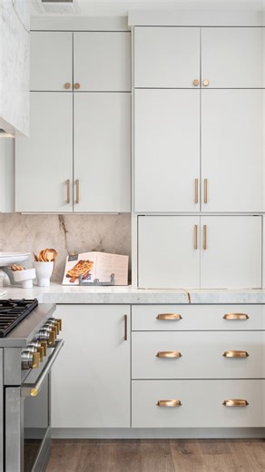 This is what happens when a designer designs her own kitchen: function and beauty in perfect balance. Every detail works as hard as it looks good. -overhead tray and pan dividers -pocket appliances garages x2 -SO MANY roll out drawers -MORE drawers than doors -a magic corner -hidden storage in the island -extra extra rollouts/storage in the island #designerskitchen #designerkitchen #designerkitchens #kitchenpullouts #magiccorner #interiorkitchenfeatures #features #revashelf #revashelfaccessories