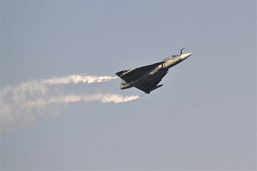 Le dernier jour du salon aéronautique de Dubaï endeuillé: le pilote d'un avion de chasse indien meurt dans un crash après un tonneau à basse altitude