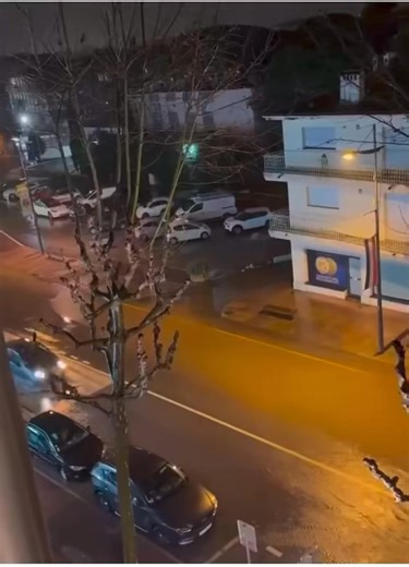 BEAUCOUP D'IMPRUDENCES... ce 5 février 2026 en soirée sous les fortes pluies qui touchent Mandelieu-la-Napoule (Alpes Maritimes-France). Merci à Dorinne Solimeis Leclercq pour cette vidéo parue sur la très réactive page Météo Côte D'Azur - En Direct dirigée par Sam. N'hésitez pas à la consulter pour suivre l'évolution de ces intempéries ! | La Place du Village