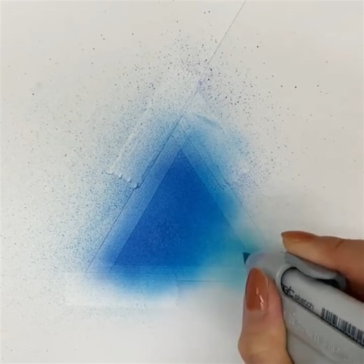 COPIC酷筆客 on Instagram: "🎨 Copic Air Brush System 噴槍入門教學 ✨ 輕鬆掌握操作技巧，打造自然的漸層效果！ 💨 免壓縮機設計，輕鬆上手 只需簡單幾樣配件，就能開始創作。 🔧 準備工具 ● Air Can D60N 空氣罐 ● Air Grip 噴筆握把 ● Copic Sketch 或 Copic Classic 麥克筆 （※Copic Ciao 無法搭配 ABS 使用） ⚠️ 使用時請務必配戴防護口罩，並保持良好通風環境。 🪄 使用步驟 1️⃣ 先以遮蔽膠帶或紙張保護不想上色的區域。 2️⃣ 將 Air Grip 與 Air Can D60N 連接，插入麥克筆的「寬筆頭」。 3️⃣ 拿起噴筆，均勻噴灑於想上色的範圍。 4️⃣ 依需求重複噴灑，調整漸層深淺，最後撕下遮蔽膠帶即可完成！ 🌈 多元應用 Copic Air Brush System 不僅能繪製柔和漸層，也能呈現平滑無色差的上色效果。 無論是角色插畫、模型塗裝、還是手作，都能自由發揮！💫 #CopicAirBrushSystem #Copic"