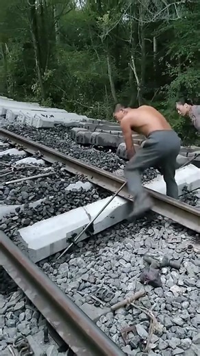 Clever Working Techniques | Railway Concrete Block Installation Made Easy