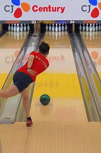 🇸🇬’s New Hui Fen @ the 2023 Malaysian International Open New Hui Fen establishes her upper body outside the ball-side hip just before the compression of step 4. This mirrors the elite position at the top of the swing. At the top of the swing, the torso is outside the hip and she has moved the left elbow to nearly align the shoulders front to back. This adds elastic energy that will be added in the downswing. In the downswing, her head remains in the lateral position achieved at the top of the 