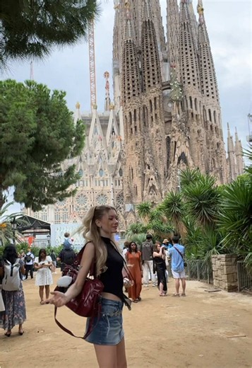 Barcelona Travel Transition: A Stunning City Tour 🌴