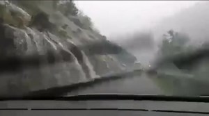 L'ENFER SUR LA ROUTE... Dans les Cévennes, comme ici à Pied-de-Borne (Lozère-France). Il est tombé, non loin de là, à Villefort, 453 mm d'eau en une dizaine d'heures... Vidéo : Marion Aigouy via Météo Languedoc. Pour suivre l'épisode en cours, nous vous conseillons d'aller sur la très réactive page Météo Languedoc. Courage à toutes celles et ceux qui sont touchés par ces intempéries.￼ | La Place du Village