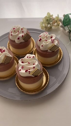 さっきの投稿のケーキのあまりムースでババロアとチョコレートの２層ムースケーキに！！#ムース #ムースケーキ #手作りケーキ #手作りお菓子 #お菓子作り