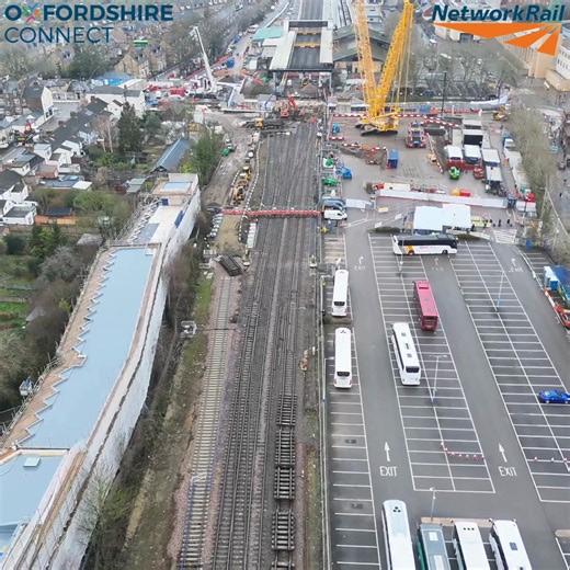 𝗠𝗼𝗻𝗱𝗮𝘆 𝟮 𝗙𝗲𝗯𝗿𝘂𝗮𝗿𝘆 - 𝗕𝗼𝘁𝗹𝗲𝘆 𝗥𝗼𝗮𝗱 𝗕𝗿𝗶𝗱𝗴𝗲 𝗣𝗿𝗼𝗴𝗿𝗲𝘀𝘀 𝗨𝗽𝗱𝗮𝘁𝗲 As part of the Oxfordshire Connect project, work to demolish and replace the existing Botley Road rail bridge is now underway (1–8 February). This is a key milestone in the programme to reopen Botley Road in August 2026. 🔧 𝗧𝗼𝗱𝗮𝘆’𝘀 𝘂𝗽𝗱𝗮𝘁𝗲 • The old bridge deck has now been removed • Demolition of the southern abutment (bridge support) is underway • The walkway diversion through the sta