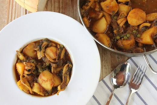 Papas con choco, la receta andaluza de sepia con patatas guisadas