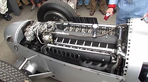 Aquecendo o motor V16 de um Auto Union C-type. Recomendo aumentar bem o volume: Créditos: canal autounionv16 do YT -Magoo | Punta Tacco