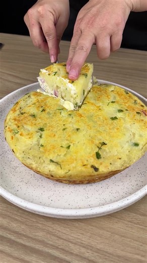 Easy pan-fried stuffed potato cake with ham and cheese recipe | Super Recipes