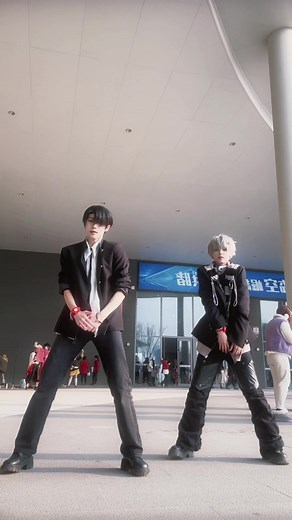 Replay Dance with Ivan at Alien Stage