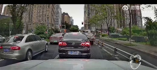 警方通报成都无差别袭击事件：1死11伤。5月1日下午17点20人，李某某（男，31岁）驾驶一辆小型轿车行驶至剑南大道与天府四街交叉路口右转时，与行人发生碰撞。随后，李某某驾车逃离现场，在逃逸过程中又先后与其他车辆及行人发生碰撞。事故共造成1人死亡，11人不同程度受伤。目前所有伤者均已送医治疗。案发后，肇事司机李某某被当场抓获。据初步调查，李某某涉嫌交通肇事逃逸。经检测，已排除其酒驾、毒驾嫌疑。目前，事故正在进一步调查处理中。