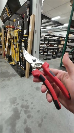 The dual-component handle is slip resistant and minimizes friction.