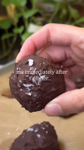 THIN MINT BROWNIE BALLS 🍫💚 No-bake, fudgy, and perfectly minty — these are giving healthy Thin Mints energy! Made with simple ingredients, no oven needed, and the most satisfying chocolate shell. Comment “RECIPE” to save these to your inbox! ✨ ▢ 1 1/4 cups deglet dates ▢ 2 Tablespoons oat flour ▢ 3 Tablespoons cacao powder ▢ 1/4 cup mint protein powder (about 1 scoop) ▢ 3 Tablespoons maple syrup ▢ 2 Tablespoons almond butter (or cookie butter/oat butter) ▢ 1/4 teaspoon peppermint extract ▢ 1/4