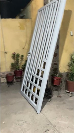 Aplicado de pintura color gris a pequeño portón dos hojas