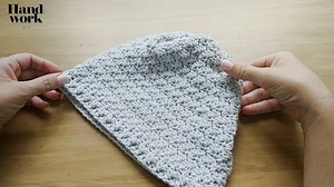 Otro diseño de gorro tejido a crochet en el que aprendemos un nuevo punto fantasía, tutorial paso a paso. Patrón de Bufanda a crochet👇 https://www.handworkdiy.com/producto/patron-crochet-bufanda-logan/ | HandworkDiy