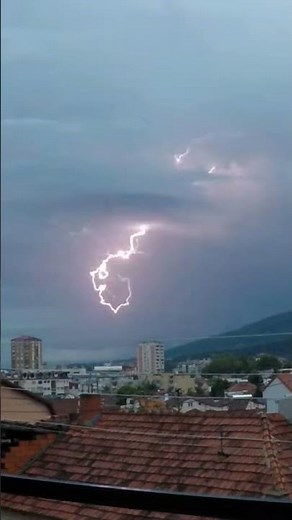 Incredible Lightning Strike Caught on Camera ⚡ | Nature’s Power Unleashed