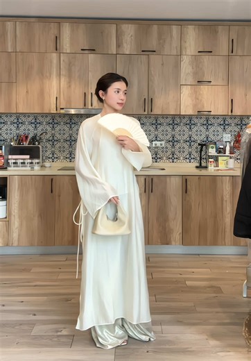 Áo Dài Mừng Tết: Tham Gia Đường Đua Thời Trang