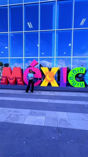 Mexico… Men espesyalman vil Cholula. Yon vil ki frape kè m san l pa fòse. Yon vil ki pa fè bri, men ki pale ak nanm ou. Cholula raple m Okap. Pa nan fason l konstwi sèlman, men nan jantiyès moun yo. Nan fason yo gade w nan je san move entansyon. Nan souri senp yo, nan respè yo bay youn lòt. Mwen te wè inosans sou figi timoun yo, ak lapè sou vizaj granmoun yo. Yon lapè ki pa soti nan sa yo posede, men nan sa yo YE. Mwen pase 4 bèl jou. 4 jou ki pa t jis vwayaj, men refleksyon. 4 jou kote mwen san