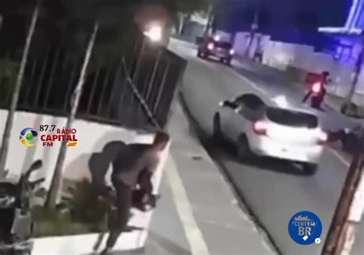 Rádio Capital FM on Instagram: "Norte-americano é morto a tiros em Salvador (BA). Um norte-americano, identificado como Abissa Kobenan Nkettia, morreu na noite de terça-feira (20), no bairro Brotas, na cidade de Salvador na Bahia, após ser baleado em uma suspeita de tentativa de assalto. Até o momento ninguém foi preso. O momento foi registrado por uma câmera de segurança de um condomínio. Nas imagens, é possível ver que a vítima estava em uma motocicleta e saía de uma padaria. O homem foi abord