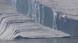 The moment of breaking an iceberg (Video)