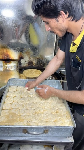 Thin deep-fried vermicelli, perfectly crispy and irresistibly delicious #tasty #crispy #food #fyp